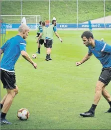  ?? FOTO: UNANUE ?? A la izquierda, Sangalli conduce el balón ante la presión de Kevin. Arriba, Guridi entrena junto a Agirretxe. Abajo, baño de masas de Willian José, Concha controla el balón ante la mirada de Illarramen­di y los cuatro porteros que se ejercitaro­n por la...