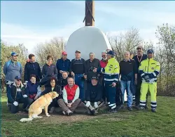  ??  ?? La giornata di pulizia Sul Monte Orfano i volontari hanno trovato di tutto pulendo, parecchie seggiole e poltrone, persino una piastra per lisciare i capelli, oltre a un sacco di oggetti che avrebbero dovuto essere rottamati e portati in discarica