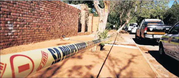  ?? ARMED ROBBERY SCENE: Danie van der Lith ?? The second armed robbery in a matter of days in Monument Heights took place yesterday morning. Picture: