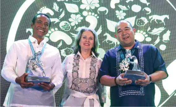  ?? SUNSTAR FOTO / ALEX BADAYOS ?? RAFI TRIENNIAL AWARDEES. Ramon Aboitiz Foundation Inc. (Rafi) board member Marian Aboitiz shares a proud moment with Jayson Ibañez of the Philippine Eagle Foundation and Dr. Benedict Valdez.