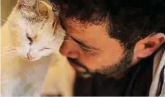  ?? Foto: dpa ?? Mohammed Alaa al-dschalil, auch bekannt als „der Katzenmann von Aleppo“, versorgt eine Katze im Ernesto's Cat Sanctuary, das er in Kafr Naya betreibt.