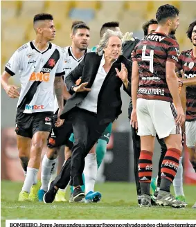  ??  ?? BOMBEIRO. Jorge Jesus andou a apagar fogos no relvado após o clássico terminar