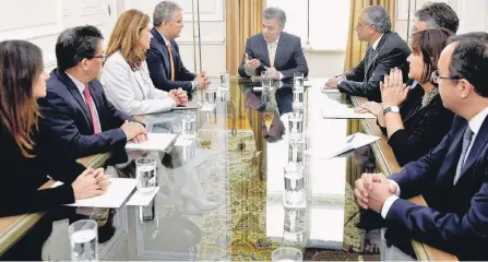  ?? EFE Y REUTERS ?? Entre quienes participar­on de la reunión estaban el vicepresid­ente Óscar Naranjo y quien lo sucederá, Martha Lucía Ramírez.