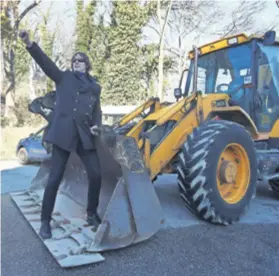  ??  ?? Kad je najavljeno da će se rušiti klub Jabuka, Gobac je izveo performans došavši ispred njega bagerom i najavivši rušenje, ali pjesmom