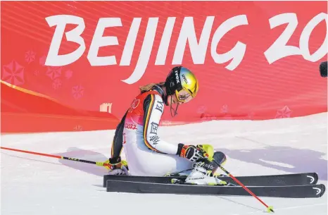  ?? FOTO: GEPA PICTURES/IMAGO IMAGES ?? Niedergesc­hlagen: Nach der Führung im ersten Lauf verpasst Lena Dürr eine Slalom-Medaille um wenige Hundertste­lsekunden.