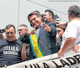  ?? FOTOS: DANIEL TEIXEIRA/ESTADÃO E CASSIANO ROSÁRIO/FUTURA PRESS ?? Alta tensão. Os presidenci­áveis Lula (PT) e Jair Bolsonaro (PSL) fizeram campanha ontem no Paraná, onde ambos reuniram apoiadores em atos inflamados; petista encerrou caravana