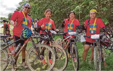  ??  ?? HSIAO Hui (dua dari kiri) bersama rakannya dari Rawang Perdana.