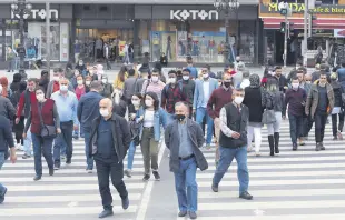  ??  ?? People wearing protective face masks walk on a street in the capital Ankara, Turkey, June 1, 2020.