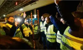  ?? (Photo Dominique Leriche) ?? Au péage Bandol, Emmanuel Macron n’a pas convaincu les Gilets jaunes.