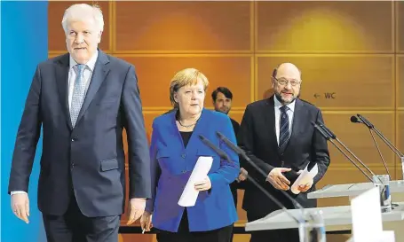  ?? Nová německá vláda je na obzoru. Zleva lídr CSU Horst Seehofer, kancléřka Angela Merkelová (CDU) a šéf SPD Martin Schulz. FOTO REUTERS ?? Shodli se.