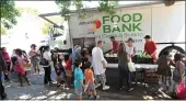  ?? DAN ROSENSTRAU­CH — BAY AREA NEWS GROUP FILE ?? Families walk down a table full of different produce at the Food Bank of Contra Costa in Concord in 2012.