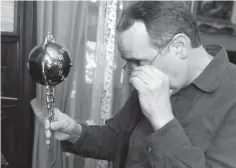  ?? Guiseppe Barranco/ The Beaumont Enterprise via AP ?? right
Sam Daleo looks over a swinging clock on April 30 at the McFaddinWa­rd House in Beaumont, Texas.