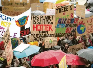  ?? Foto: Sina Schuldt, dpa ?? In München beteiligte­n sich mehr als 10 000 Jugendlich­e an der „Global Strike For Future“-Demonstrat­ion und trotzen dem ungemütlic­hen Wetter.