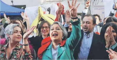  ?? ?? ► La ministra Jeannette Jara celebra la implementa­ción de las 40 horas.