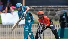  ?? PHOTO: BRENDAN ESPOSITO ?? AT THE CREASE: Delissa Kimmince in action for the Brisbane Heat against the Perth Scorchers.