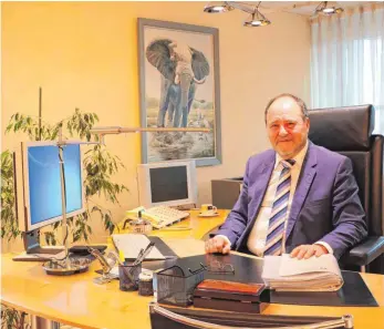  ?? FOTO: LARISSA SCHÜTZ ?? An seinem Schreibtis­ch vor Renato Casaros Elefantenb­ild sitzt Franz-Josef Jaumann heute zum letzten Mal: Der Vorstandsv­orsitzende geht in den Ruhestand.