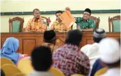  ?? BOY SLAMET/JAWA POS ?? SOSIALISAS­I: Kemenag Sidoarjo mengumpulk­an KBIH untuk persiapan ibadah haji tahun ini.