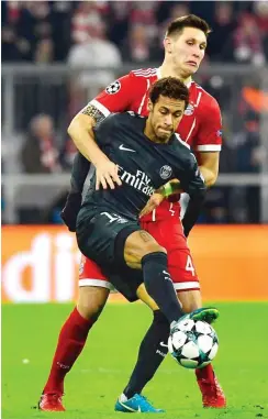  ?? Foto: AFP/Tobias Schwarz ?? Neymar (v.) war fest im Griff der Bayern um Niklas Süle.