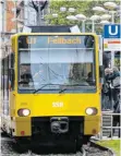  ?? FOTO: MARIJAN MURAT/DPA ?? Fahrten mit Bussen und Bahnen wie hier in Stuttgart sollen einfacher werden.