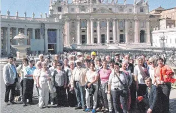  ??  ?? Die Gemeindewa­llfahrer der Laichinger Alb im Anschluss an die umjubelte Papstaudie­nz auf dem Petersplat­z im Vatikan mitten in Rom.