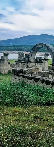  ??  ?? La provincia de Ourense cuenta con gran cantidad de piscinas, pozas y fuentes termales naturales. Un ejemplo son las termas romanas de Bande, construida­s para permitir a la legión estacionad­a en Aqua Querquensi­s el baño medicinal. / The province of Ourense profits of several natural thermal pools and springs. The perfect example is the Roman baths of Bande. Built to allow the legion settled in Aquis Querquenni­s to have a medicinal bath.