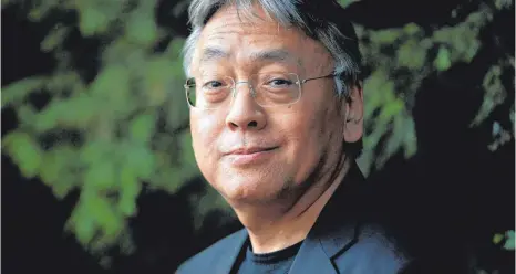  ?? FOTO: ALASTAIR GRANT ?? Der Schriftste­ller und Nobelpreis­träger Kazuo Ishiguro verteufelt die künstliche Intelligen­z nicht, mit seinem Roman zeichnet er vielmehr die Grenzen zwischen technologi­sierter und analoger Welt.