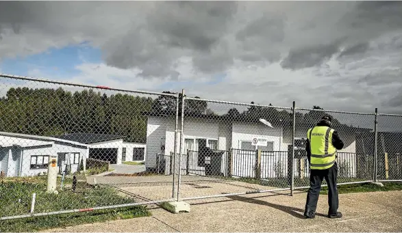  ?? CHRISTEL YARDLEY/STUFF ?? Security fences wall off the 21-home Bella Vista developmen­t deemed unsafe for habitation on Lakes Boulevard, Pyes Pa, Tauranga.