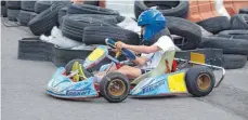  ??  ?? Auch beim Kartfahren beweisen die jungen Skispringe­r Talent.