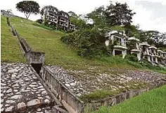  ??  ?? KAWASAN tanah runtuh di Jalan Bukit Mewah Bukit Antarabang­sa.