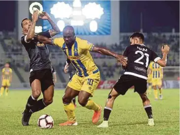  ??  ?? PEMAIN Pahang, Dickson Nwakaeme (tengah) dikawal ketat dua pemain Perak dalam perlawanan Piala Malaysia, minggu lalu.