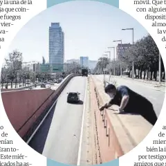  ?? ?? Un hombre señala el lugar de la Ronda Litorial por donde cayó el turista cuando huía de los ladrones.