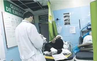  ?? FOTO: EMILIO FLORES ?? Los pacientes que llegan al Hospital Escuela Universita­rio son los más afectados por los cobros.