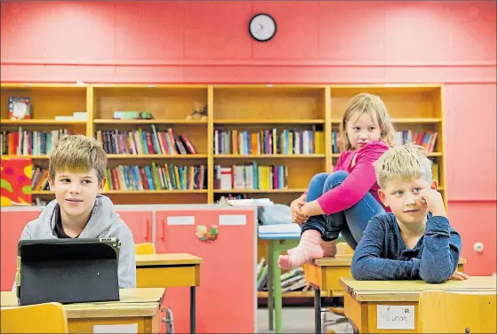  ??  ?? TRIVS. 11-åriga Daniel Katkovsky och hans 8-åriga skolkamrat­er Milla Hammarberg och Tenho Mikkonen stortrivs i Fiskarin koulu.