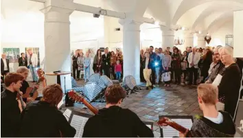  ?? Archivbild: Leitenstor­fer ?? Eine Ausstellun­g der Landsberge­r Künstlergi­lde mit musikalisc­her Begleitung. Wie werden künftig in Landsberg kulturelle Veranstalt­ungen gefördert? Dazu wird im Stadtrat diskutiert.