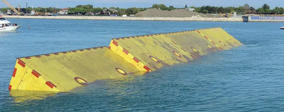  ??  ?? Barriere mobili Le dighe che si della laguna per fermare l’alta marea e proteggere Venezia dall’acqua alta alzano dal fondo