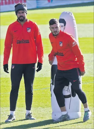  ??  ?? Koke, en el entrenamie­nto del Atlético ayer en el Cerro del Espino, Majadahond­a, junto a Diego Costa.