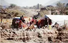  ?? Reuters ?? A family with their tent at a camp for internally displaced people in Yemen.