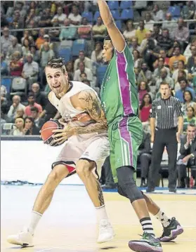  ?? FOTO: EFE ?? Javier Vega, jugador del San Pablo Burgos, intentando superar a Jeff Brooks