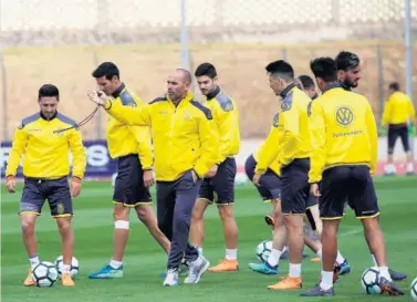  ??  ?? ORGULLO. El entrenador de Las Palmas, Paco Jémez, apela al orgullo y honor de sus futbolista­s.