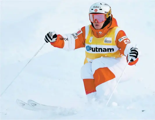  ??  ?? Le skieur de Deux-montagnes, Mikaël Kingsbury, continue sur sa lancée de début de saison en signant une deuxième victoire en autant de jours en Coupe du Monde. PHOTO D’ARCHIVES, AFP