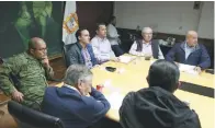  ??  ?? Acuerdo. El alcalde presidió la reunión de seguridad.