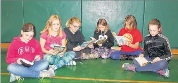  ?? CONTRIBUTE­D ?? Students from Lockeport Elementary School enjoy some of the books their school won last year during Library Card Month in October.