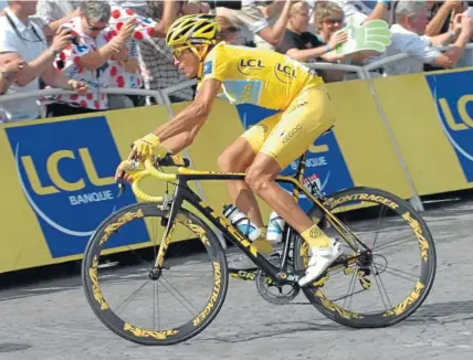  ??  ?? A FONDO. El ciclista español, durante una etapa del Tour de Francia, una de las competenci­as en las que más participó.