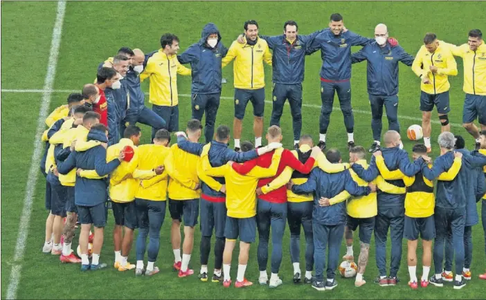  ??  ?? Todos los integrante­s del Villarreal se unen abrazados en un círculo sobre el césped del estadio donde esta noche disputarán la final de la Europa League.