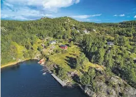  ?? FOTO: ÅSVIKA UTVIKLING ?? GÅRD: John Olav Gjelstad med familie har kjøpt gården Åsvika ved Sandnesfjo­rden i Risør kommune gjennom selskapet Åsvika utvikling.