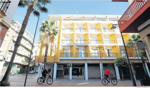  ?? ALBERTO DOMÍNGUEZ. ?? Fachada de un establecim­iento hotelero de la capital onubense.