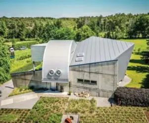  ?? FOTO KAREL HEMERIJCKX ?? Als architect vond Rudi dat een huis gemaakt moest zijn met eigentijds­e materialen. “Bakstenen zouden er niet aan te pas komen”, zegt Lieve .