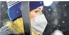  ?? FOTO: GINDL/APA/DPA ?? Mikaela Shiffrin verfolgt mit einem Mund-Nasen-Schutz die Siegerehru­ng in Flachau. Die US-Amerikaner­in holte ihren 68. Weltcup-Sieg.