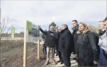  ?? (Photo Valérie Le Parc) ?? Au coeur du Parc de La Garde, la Maison départemen­tale de la nature offrira  m² pour le grand public. Hier matin, élus et concepteur­s du projet en ont posé la première pierre.