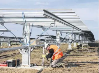  ??  ?? La Ville a fléché 5,5 hectares sur le terrain de l’ancienne décharge de déchets inertes de SainteAnne pour y construire une ferme solaire de 4,05 MW, à l’image de la ferme du Poiré-sur-Vie (notre photo).